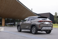 国内ではモノグレード展開で、FF車と4WD車が設定される。この記事に登場するのは、ブラウンのツートンカラーの個体が4WD車（写真）で、シルバーツートンの個体がFF車。