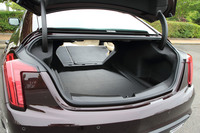 トランクルームの容量は337リッター（米国仕様）。後席の背もたれには4：6の分割可倒機構が備わっており、長さのある荷物も積載できる。