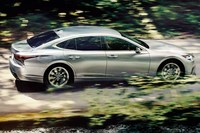 「レクサスLS」のマイナーチェンジモデル発売　静粛性と乗り心地を改善の画像