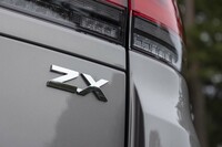 「GRスポーツ」を除いた通常ラインナップでは最上級グレードとなる「ZX」。試乗した3.4リッターガソリンモデルのほかに、3.3リッターディーゼルモデルもある。