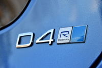 「ポールスター・パフォーマンス・ソフトウエア」の導入によって、エンジンのパフォーマンスが引き上げられており、最高出力は標準D4より10psアップの200psに、最大トルクは同40Nmアップの440Nmを実現している。