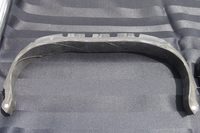 「プライマシー4」の断面。トレッド部を通る4本の縦溝に注目。他の一般的なタイヤでは台形となっているのに対し、よりスクエアな形状となっている。