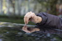 吸音材・遮音材増設の効果は如実。天井を指で小突いただけでも、車内での音の聞こえ方が違うのだ。