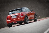 今回のマイナーチェンジでは足まわりに関しての変更はアナウンスされていないのだが、筆者がまず感じたのは乗り心地がよくなっていることだった。