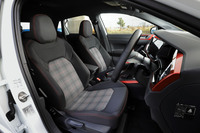 「GTI」専用のファブリックシートは、中央部のタータンチェックの柄が変更された。