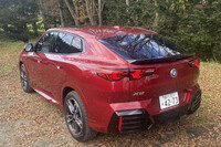 ルーフから流れるようにリアエンドへと続く「X2」のファストバックフォルムがたまらない。ガンダムっぽい造形でハデに武装しているところもかなり気に入っている。