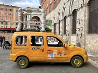 側面に記された文字は、イタリアの道路管理会社A.N.A.S.にかけたものである。塗色も本物のサービスカーを模している。