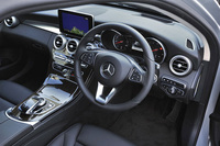 運転席まわりの様子。シフトセレクターはセンターコンソールにはなく、ウインカーレバーのようにステアリングコラムに設けられている。