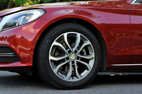 タイヤサイズは前後とも225/50R17。新型「Cクラス」はすべてのモデルにランフラットタイヤが装着される。