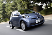 短いホイールベースからスピンが懸念されるが、VSC（Vehicle  Stability Control＝電子制御式車両安定装置）が全車標準で備わり、車両を安定方向に導く。ただし、VSCがない状態でもホイールベース2300mmクラスの車両と同等の安定性を備えるという。