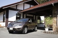 250XL FOUR：全長×全幅×全高＝4825×1895×1730mm／ホイールベース＝2825mm／車重＝1790kg／駆動方式＝4WD／2.5リッター直4DOHC16バルブ（170ps/5600rpm、25.0kgm/3900rpm)／価格＝315万円（テスト車＝354万5850円／カーウイングスナビゲーションシステム（HDD方式）＋ETCユニット＋ステアリングスイッチ＋オートスピードコントロール装置＝28万350円／リモコン可到式リアシート＋リモコンオートバックドア＝8万4000円／特別塗装色（グレイッシュブロンズ）＝3万1500円）
