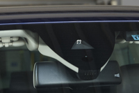 「プリクラッシュブレーキシステム」や前走車追従機能付きの「アダプティブクルーズコントロール」に加えて、「V6アップグレードパッケージ」には、65km/h以上で作動する車線逸脱警報システム「レーンアシスト」も備わる。
    