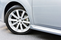 「2.5i EyeSight Sパッケージ」は18インチアルミホイールにビルシュタイン製ダンパーが備わる。タイヤサイズは225/45R18。その他の2.5リッターモデルは17インチとなる。