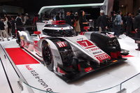 世界耐久選手権を戦う、ディーゼルハイブリッドのレーシングカー「R18 e-tronクワトロ」も展示された。