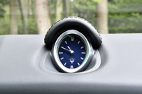 ダッシュボードの中央には、マセラティのインテリアではおなじみのオーバルクロックが備わる。