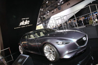 マツダの新デザインテーマ「魂動（こどう）- Soul of Motion」を体現したコンセプトカー「靱（SHINARI）」。