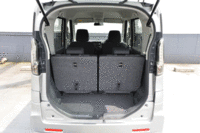 後席は左右独立してスライドし、折りたたむことができる。助手席の背もたれを倒せば、長尺物を積むこともできる。（写真をクリックすると荷室のアレンジが見られます）