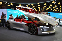 「トレゾア」は“ショルダーライン”から上に開く仕組みとなっている。