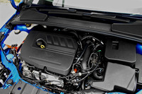 エンジンは1.5リッター直4ターボ（180ps、24.5kgm）に“ダウンサイズ”された。従来の2リッター直4自然吸気（170ps、20.6kgm）より力強いばかりか、JC08モード燃費も約20％改善された（12.0→14.3km/リッター）。