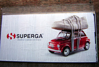 この春、ブームに先駆けて貼り出された靴の広告。コピーは「イタリア国民の靴」。