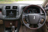 水平基調のインストゥルメントパネル。液晶画面下方を張り出させるなど、立体的な造形が特徴。