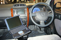 
	乗用車版「UF mini-s」。商用車ショーにあわせて、パソコンなどビジネスシーンを見据えた装備が与えられた
	 