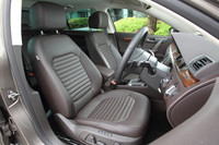 座面と背もたれにボーダーライン入りのインサートを施した、パサート伝統のシートを継承。写真はセダン「TSIハイライン」のもの。