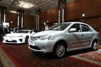 新興国市場に投入される「ETIOS（エティオス）」。（写真右）