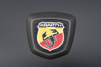 サソリをかたどったアバルトのエンブレム。
