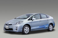 「トヨタ・プリウスPHV」。2012年初めまでの市販化、すなわち2011年の発売が期待できるプラグインハイブリッドカーだ。300万円を切る価格に設定される見込み。