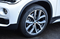 標準仕様のタイヤサイズは、標準モデルが225/55R17、「xライン」と「Mスポーツ」が225/50R18。テスト車にはオプションで用意される225/45R19サイズのタイヤが装着されていた。