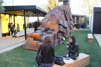 ミラノ家具見本市に合わせて、市街で行われる「フォーリサローネ」は、多くのプロダクトデザインファンでにぎわう。これは2013年、トルトーナ地区にて撮影。