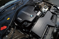 ドライビングプレジャーと環境性能の両立をめざしたという「BMW 328i」の2リッター直4ターボユニット。上位モデルの「528i」でも採用されている。