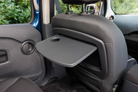 フロントシートバックには軽食にも使えるテーブルが装備される。