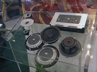 JBLの高級セパレート2ウェイシステム、660GTi。トゥイーターまわりのプレートが特徴。