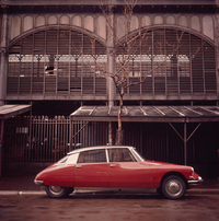 「シトロエンDS19」。1955年にデビューするや、斬新なデザインやメカニズムでセンセーションを巻き起こした。（写真＝PSAプジョー・シトロエン）
    