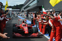 中盤に入り徐々に調子を戻しているフェラーリ。しかしスパでのキミ・ライコネン（写真）の勝因はひとえにKERSにあった。セーフティカー後の再スタート、フォースインディアに逃げられる前にKERSボタンで追い抜き、以後ゴールまでフラットアウトのレースを展開した。これでライコネンはスパ4勝目となる。なおフェリッペ・マッサの代役ルカ・バドエルは、2戦連続で予選最下位、決勝でも最下位。次のイタリアGP、再びシートについているかは疑問である。（写真＝Ferrari）