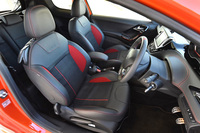 「プジョー208GTi」には、サイドサポートが張り出したスポーツシート（写真）が備わる。
