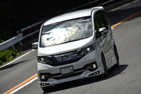 オリジナルデザインのアンダースポイラーやメッキグリルなどが装着された、無限仕様の「ステップワゴン スパーダ」。