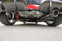 車体後部からフロア下をのぞく。ディフューザー調の大型リアバンパーとマフラーエンドはヴィッツG'sの専用品。赤いスプリングが装着されるサスペンションは専用チューンが施される。