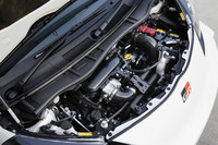 スーパーチャージャーを備える1.3リッターエンジン。122psと17.7kgmを発生し、990kgのボディーを引っ張る。