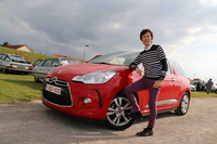 2014年夏、レンタカーで借りた「シトロエンDS3」と筆者近影。