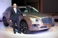 「ベントレー・ベンテイガ」とベントレー モーターズ ジャパン代表のティム・マッキンレイ氏。