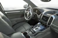 別の角度から見た、「カイエンS E-ハイブリッド」のインテリア。
    