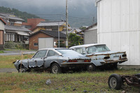 高知県から愛媛県に入ってすぐの愛南町には、やたらと古い国産車が置いてあった。これは「いすゞ117クーペ」と60年代後期の「プリンス・グロリア」。これは2009年の写真だが、翌年はグロリアにシートがかぶされていた。