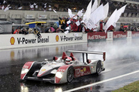雨が降りしきる中、No.1アウディR10がトップでゴール。
（写真＝アウディ）