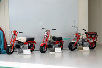 展示されていた初期モンキー。左は多摩テックで生まれた1961年「Z100」。中央は初めて市販された（輸出専用）1964年「CZ100」で、タンクやシートは当時の「スポーツカブ」から流用。右は1967年に国内販売された最初のモデル「Z50M」。シートとハンドルはコンパクトに畳める。エンジンはいずれも「スーパーカブ」から流用している。