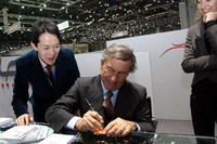 ここはひとつミーハーになり、サインをお願いする。