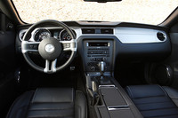 メーターナセルの変更を除くと、インテリアのデザインは基本的に従来型から踏襲される。初代「マスタング」をほうふつさせる、左右対称のインパネ形状が印象的。