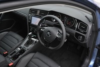 インパネのデザインはハッチバックモデルに準じ、センターパネルが若干、ドライバー側に傾いている。